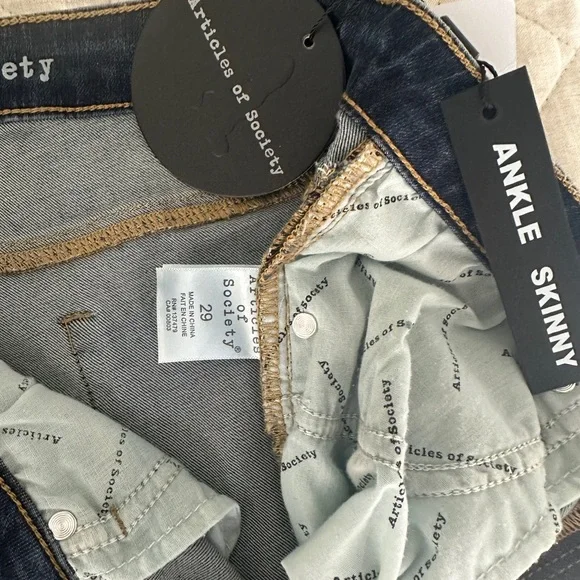 🆕 Articles of Society distressed jeans, NWT in Prairie wash, size 29. Brand NWT - Picture 7 of 8